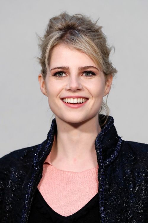 Lucy Boynton Fotos