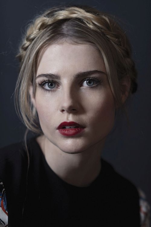 Lucy Boynton Fotos